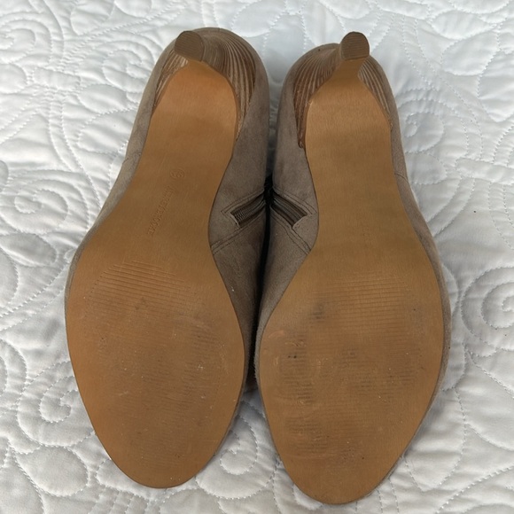 Audrey Brooke. Size 9.5. - Picture 4 of 7